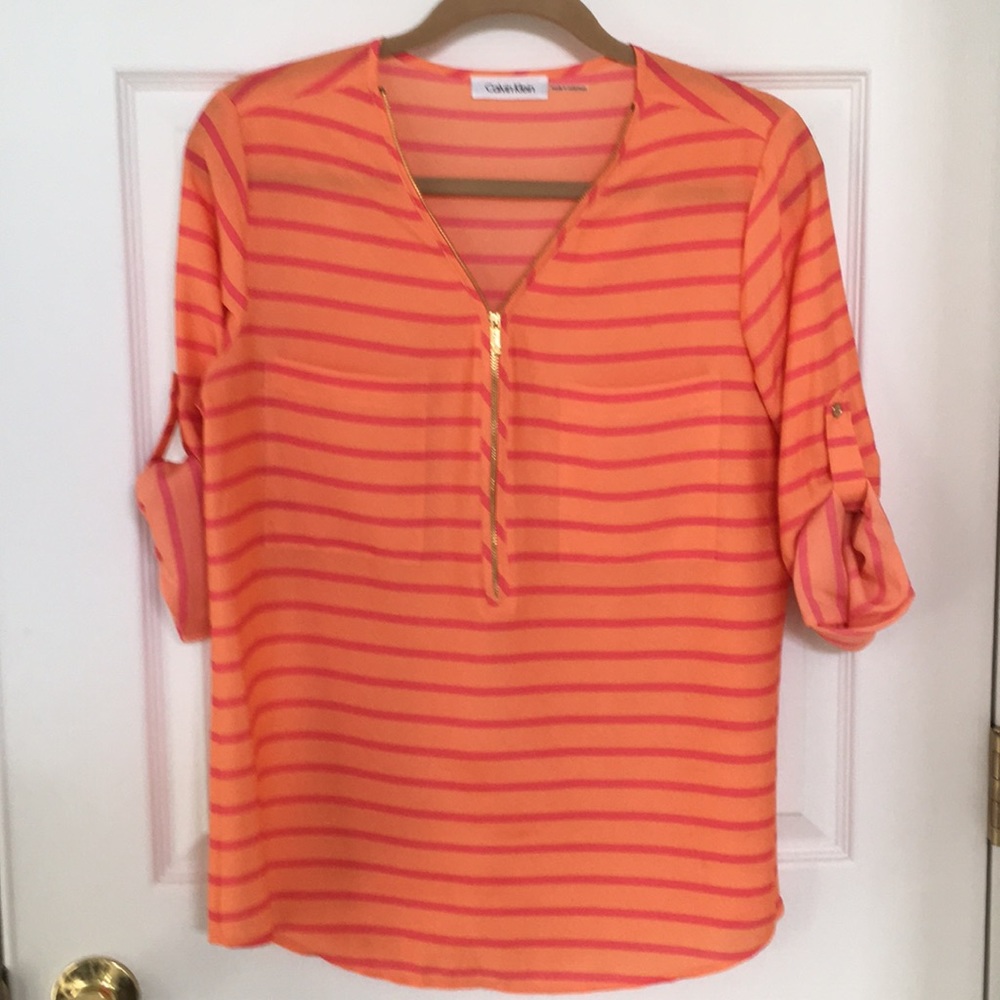 Zipper lightweight blouse.